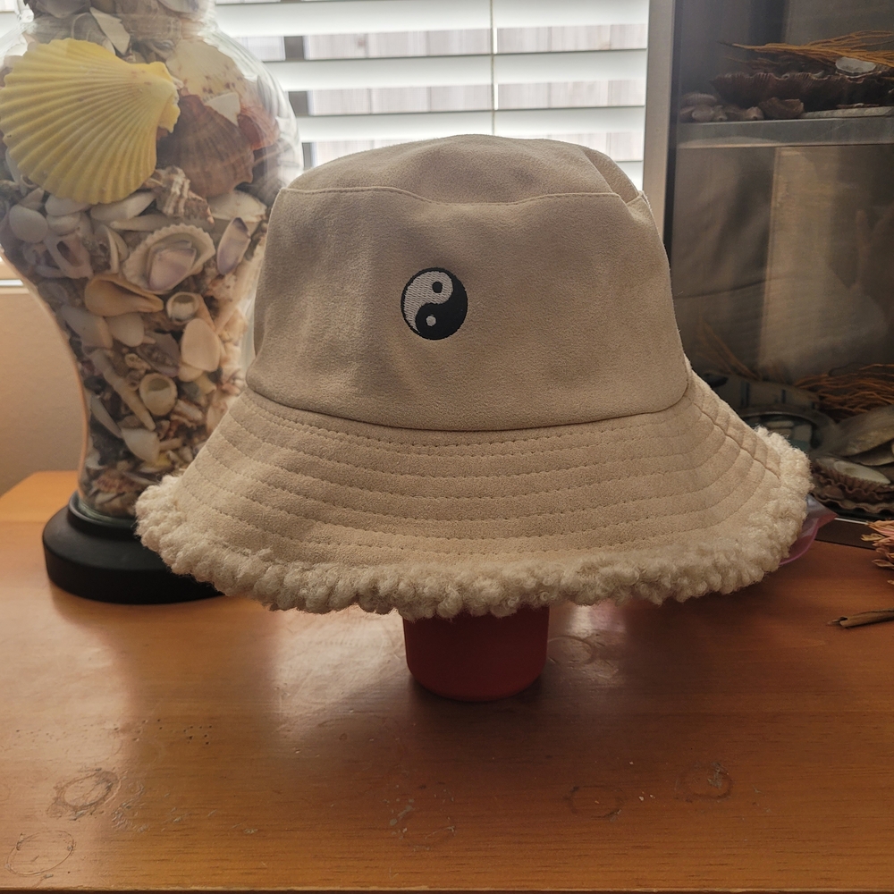 Yin Yang Cream Sherpa-Trim Bucket Hat